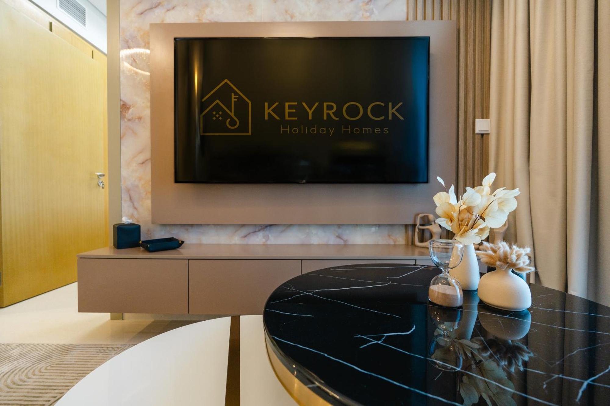 Keyrock Living - Elegant With Views *