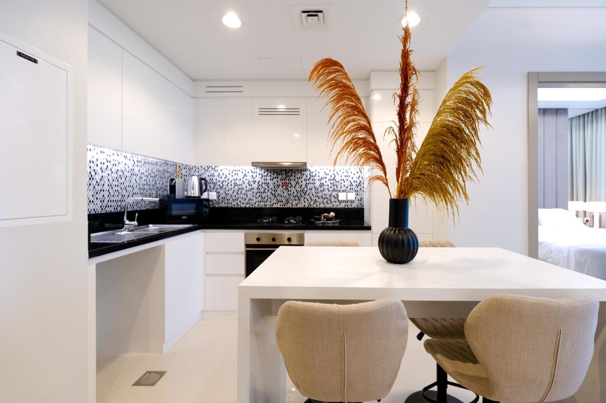 Keyrock Living - Elegant With Views Apartment