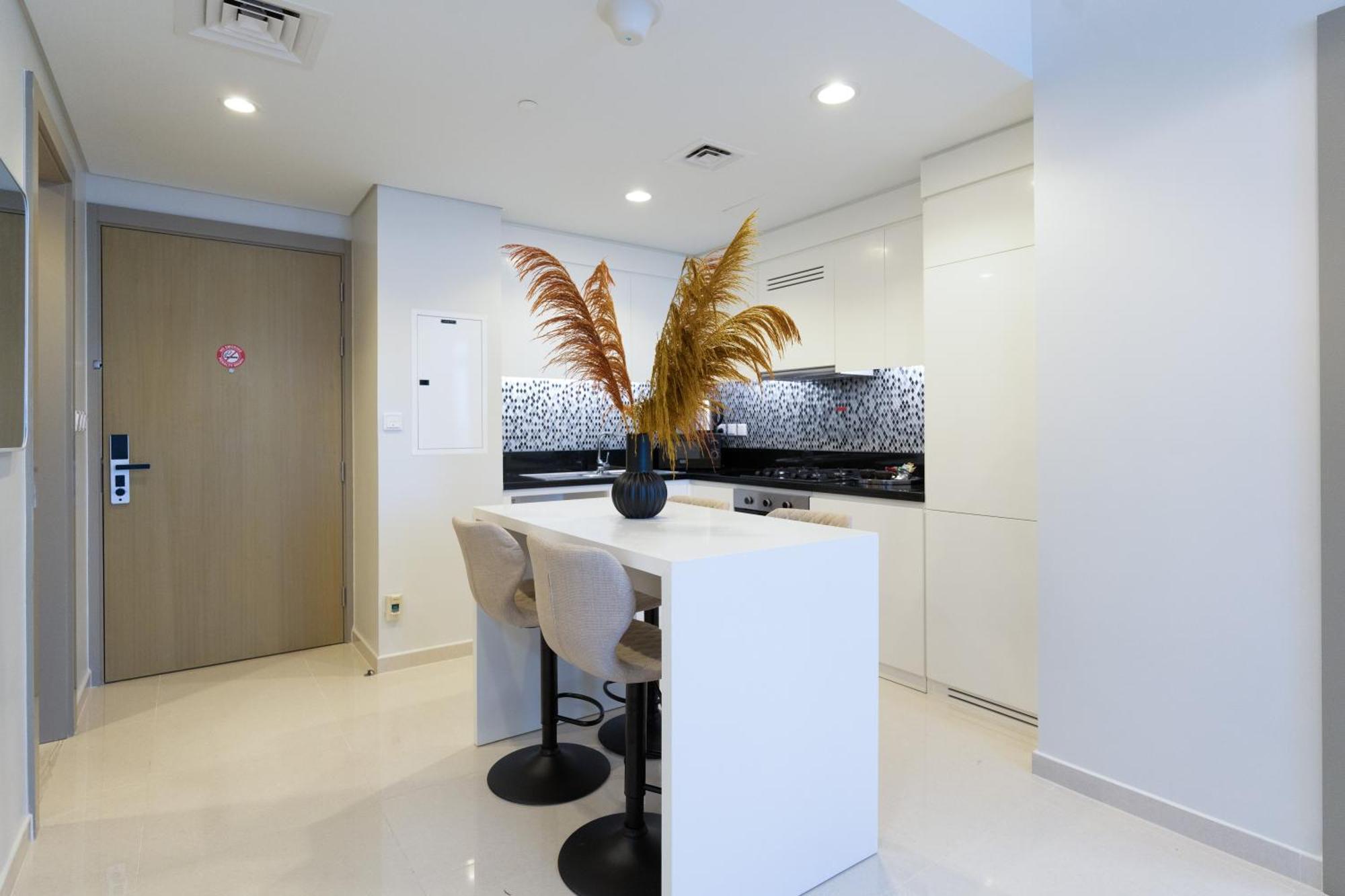 Keyrock Living - Elegant With Views *